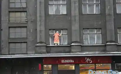Бабулька жжет