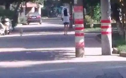 Очаровательная брюнетка