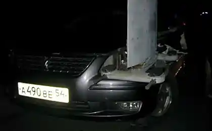 Вертолет попал в аварию (4 фотографии)
