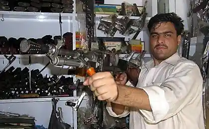 Оружейная мастерская в Пакистане  (22 фотографии)