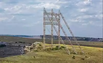 Огромный заброшенный ретранслятор