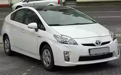 «Тойоту» Prius назвали самой экономичной моделью