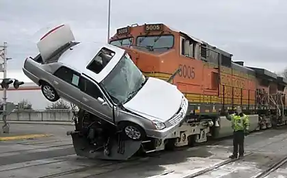 Cadillac збігається з поїздом