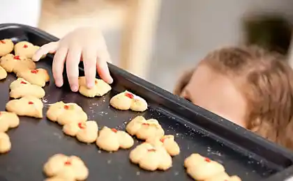 Чому дитина стелить
