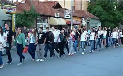 Учні Сербської замість придбання одягу дали гроші хворим дітям і відсвяткували в футболках