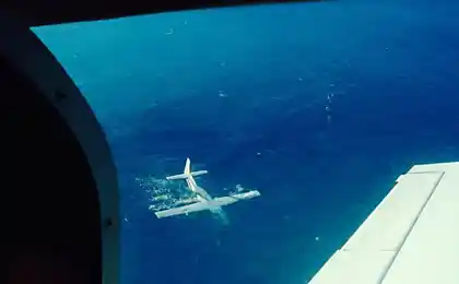 Само постріли на площині аварії (3 фото + відео)