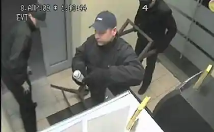 Простое похищение банкомата (4 фото)