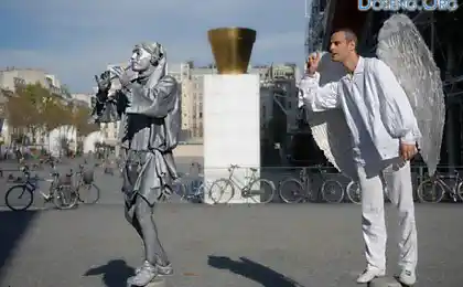 Street actor in Paris
