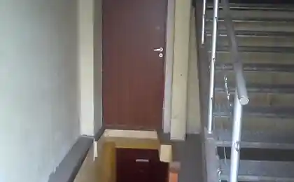 Главное при выходе не забыть под ноги смотреть.