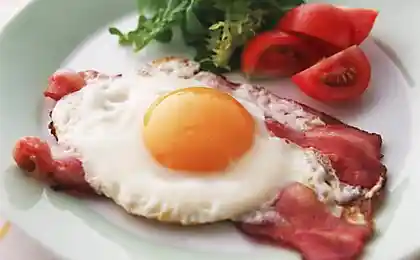 Если вы будете завтракать яйцами и мясом, это поможет удержаться от еды по ночам