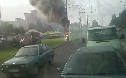 Посреди дороги горит... столб!