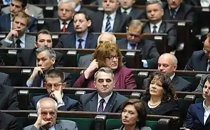 Транссексуал в польском парламенте (4 фотографии)
