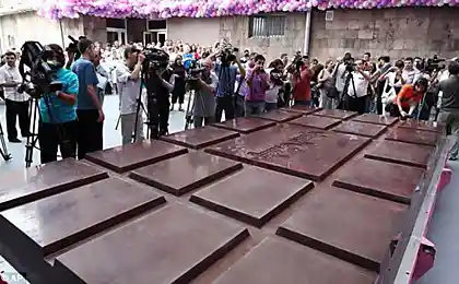 Самая большая плитка шоколада (3 фотографии)