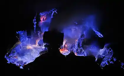 Volcano в Індонезія spews приголомшлива синій lava
