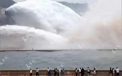 Сброс воды из дамбы (30 фотографии)