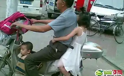 Родитель везет ребенка в школу (4 фотографии)