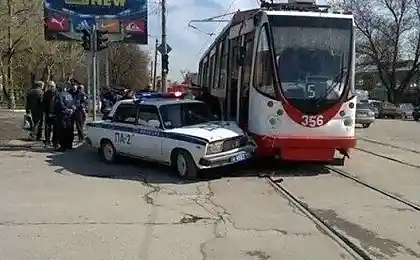 По любому трамвай не прав ...)))