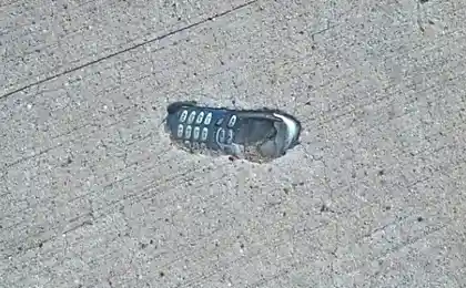 Телефон уронил ....))))