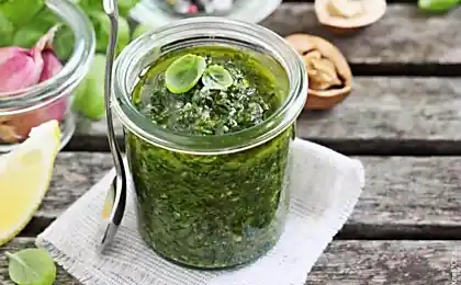 Корисний соус песто з часнику і кропиви