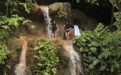 Кім Кардашян купує в водоспаді