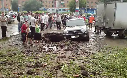 Прорыв в Омске (4 фотографии + видео)