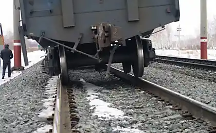 Що відбувається, якщо ви кидаємо в туалеті поїзда на повній швидкості?