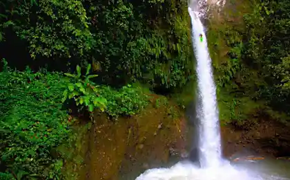 Водопад Veracruz в Мексике vs рисковый парень