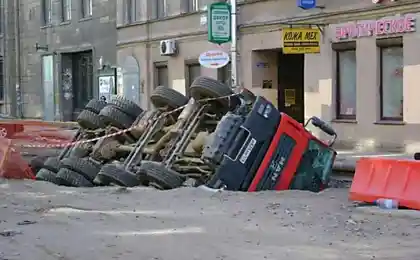 Грузовик свалился в яму  (5 фотографий)