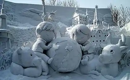 Скульптура в снігу