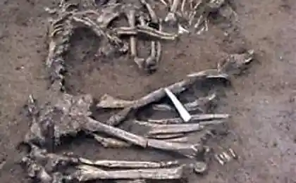 Влюбленные пролежали в объятиях 5 тысяч лет