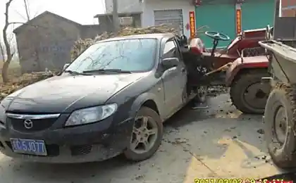 Трактор въехал в авто (6 фотографий)
