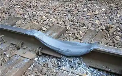 Поезда тоже буксуют!