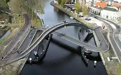 Melkwegbridge – необычный прогулочный мост в Нидерландах