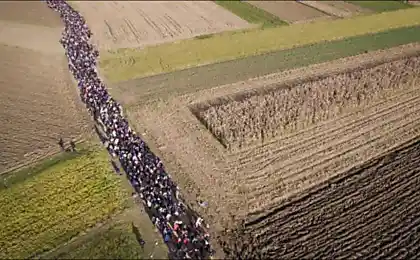 Тисячі мігрантів ходять через Балканські