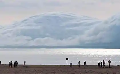 Облако, похожее на цунами.