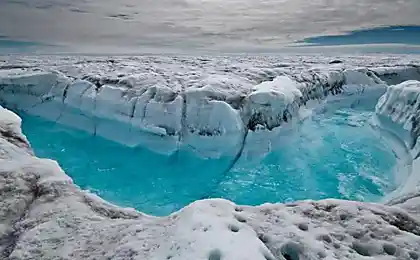 Талые воды образовали реку на леднике в Гренландии.