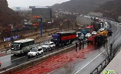 Жесть! Авария неподалеку от китайской провинции Ганьсу!  Это соус чили...)))