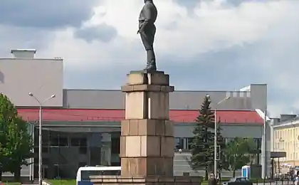 Пошлые памятники(22 фотографии)