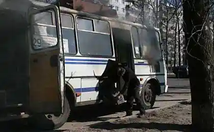 Как сгорал автобус (20 фото)