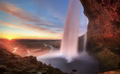 Водопад Seljalandsfoss на закате. Исландия.