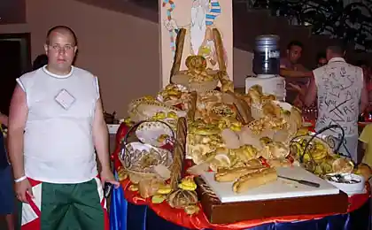 Много вкусной еды.)