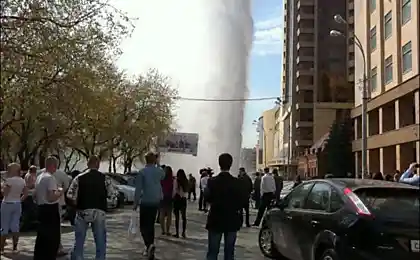 Прорыв трубы в Екатеринбурге (4 фотографии)