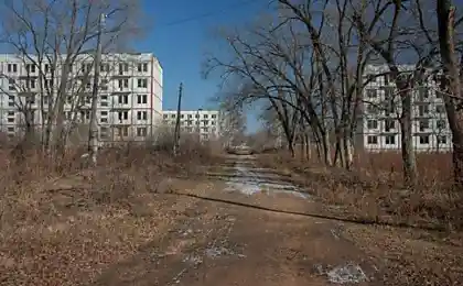 Заброшенный военный городок на границе с Китаем (65 фотографий)