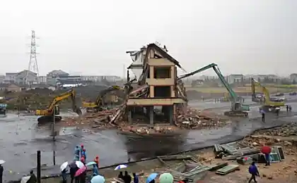 Дом посреди оживленного шоссе