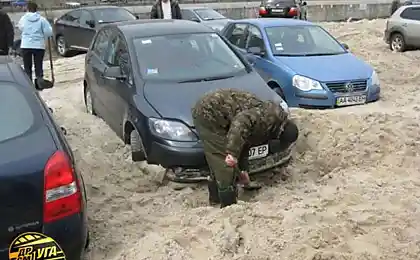 В Киеве залило стоянку смесью песка и воды (7 фото)