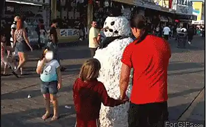 Снеговик летом? Да ну.... это нонсенс.