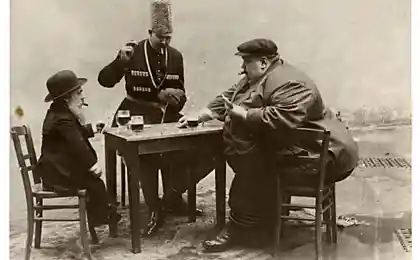 Самый высокий, толстый и маленький человек Европы играют в карты (1913 год)