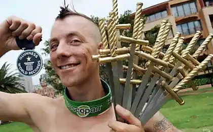 Заглотил 18 шпаг длиной 72 сантиметра каждая!