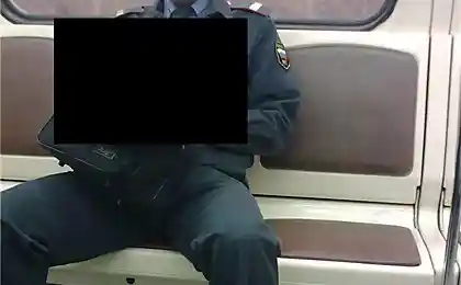Угадайте, что он читает?