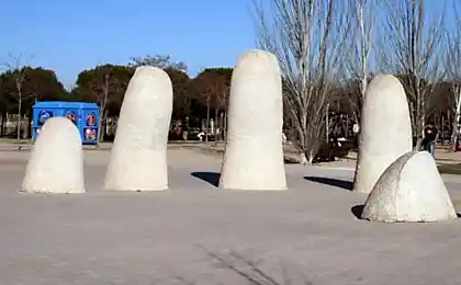 гігантська рука в пустелі Atacama